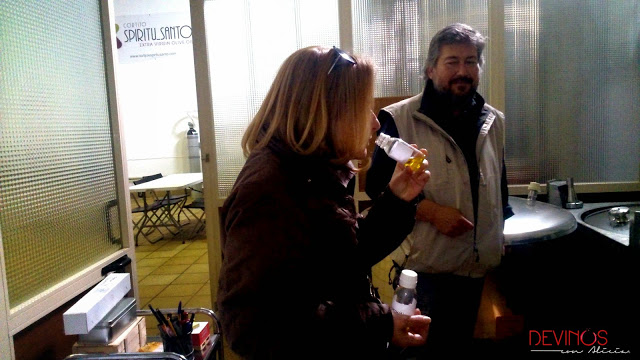 Gloria Argandoña, de Aceite con sabor a Gloria, descubriendo los defectos del AOVE en el laboratorio de Spiritu Santo. Fuente: Devinos con Alicia