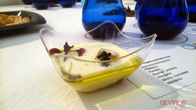 Ajoblanco de almendras marconas servido con sardinas marinadas con AOVE Oleicola Jaén y caviar de arenque ahumado, creación de Alselmo Juárez chef de Zeitun. Fuente: Devinos con Alicia