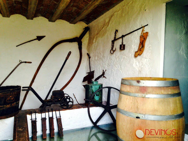 Exposición de aperos históricos de Bodegas Flors. Fuente: Devinos con Alicia