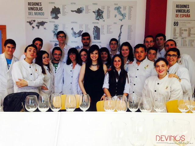 Foto de familia tras el Taller Magistral de "Marketing y comunicación gastronómica y del vino" en la Escuela de Hostelería y Turismo de Castellón. Fuente: Manolo Martín- Lorente