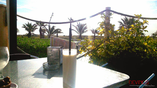 Horchata con vistas al mar desde la terraza de La Ola, El Grao. Fuente: Devinos con Alicia