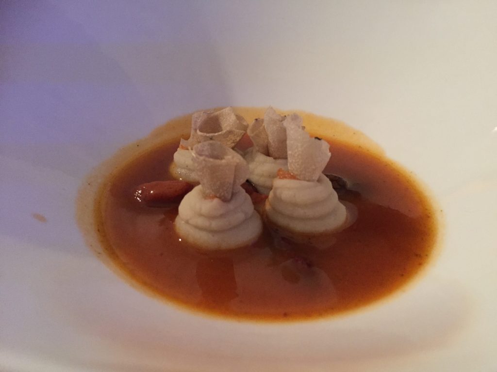 Devinos con Alicia Coque Saldoval uiso de callos a la Madrileña con erizo de mar, puré de pochas con curry verde y trufas melanosporum