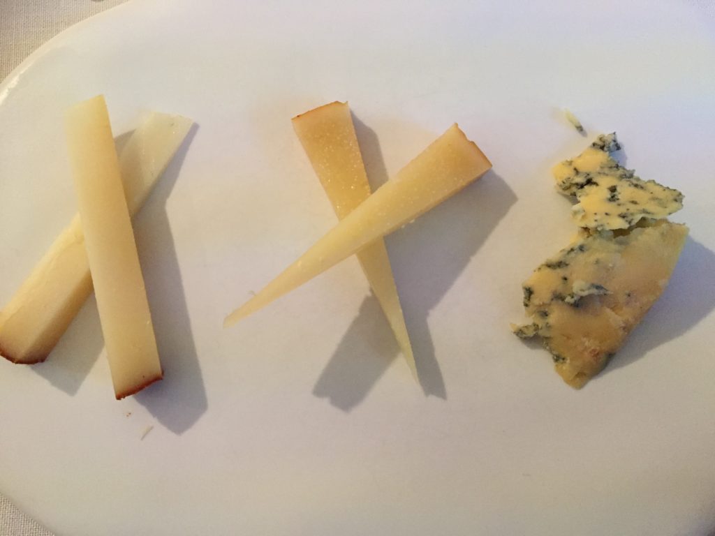 Devinos con Alicia Coque tabla de quesos de Idiázabal curado, Stilton azul y queso Majorero de cabra