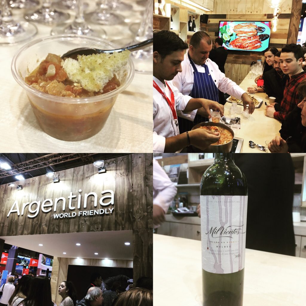 Stand de Argentina en FITUR 2017. (De izq. a dcha) Tomatican. Mauricio Darío Barón sirviendo el plato de la demostración. Mil vientos, vino. Copyright: Devinos con Alicia Gastroblog 