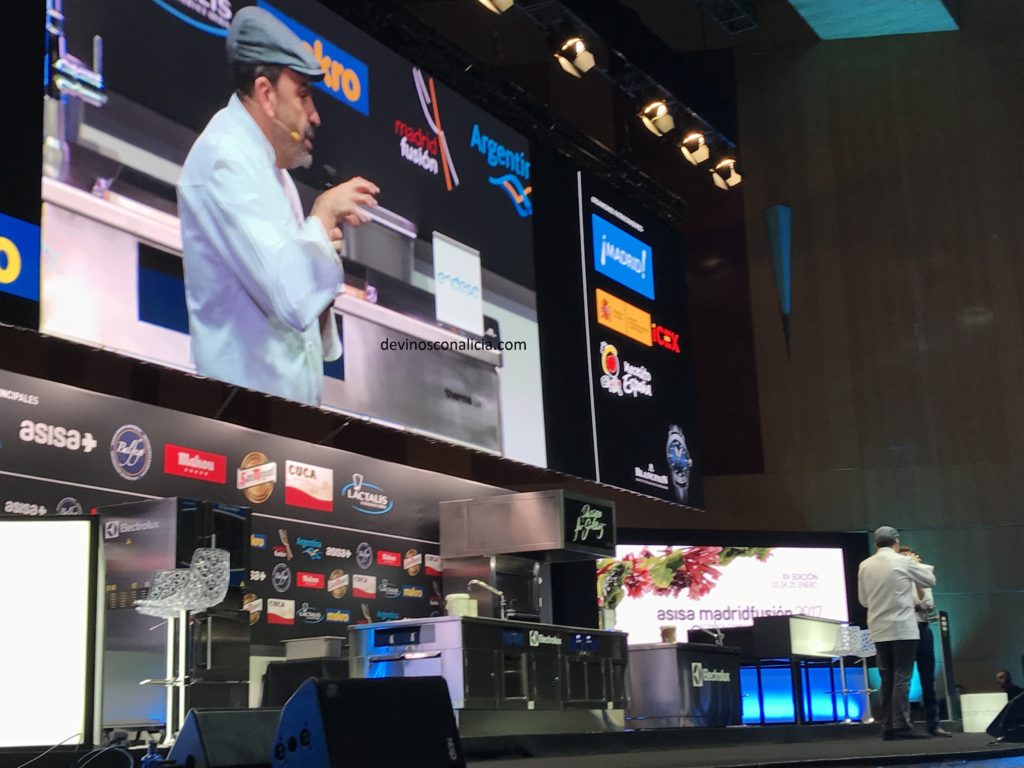 Jesús Sánchez y Leandro Fernández durante su ponencia "9 tipos de cocineros que lidera el universo gastronómico" en Asisa Madrid Fusión 2017. Copyright: devinosconalicia.com