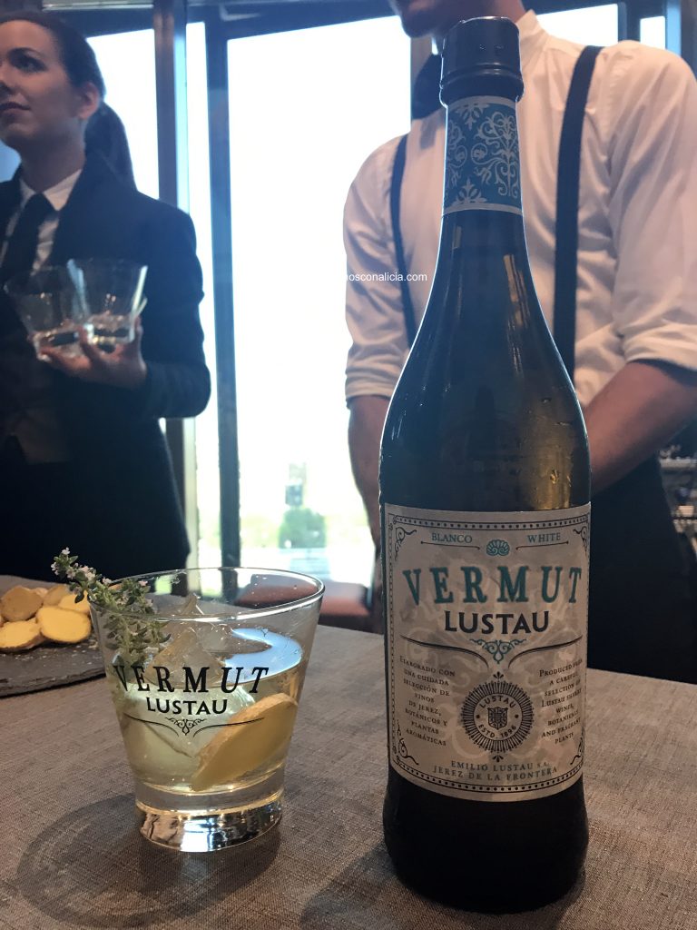 Vermut blanco Lustau y perfect service. Copyright: devinosconalicia.com