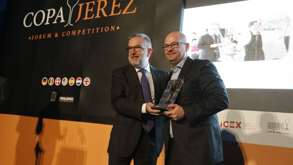 José Ferrer entregando el Premio Juli Soler 2017 a Juan Luis García. Copyright: Juan Luis García