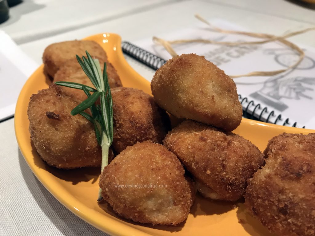  Croquetas de bacalao y senderuelas (marasmium oreades). Copyright: www.devinosconalicia.com