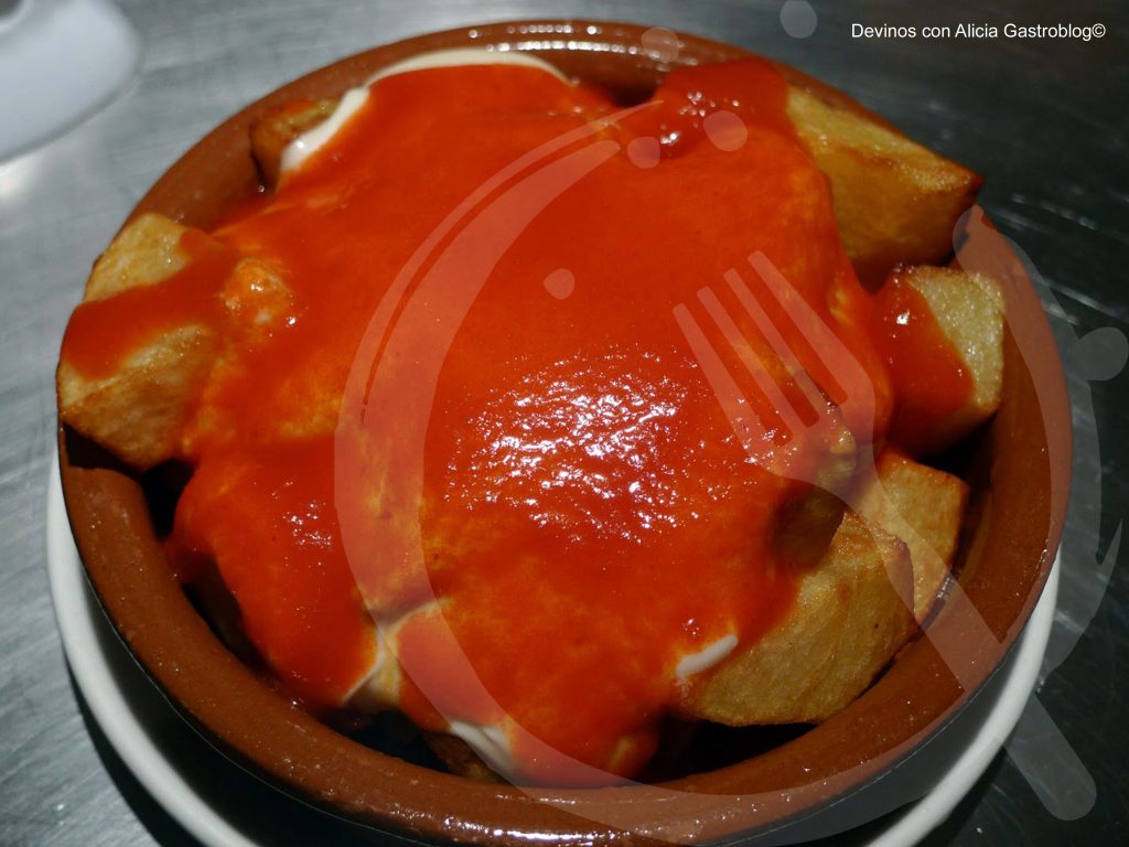 Patatas bravas. Copyright: www.devinosconalicia.com