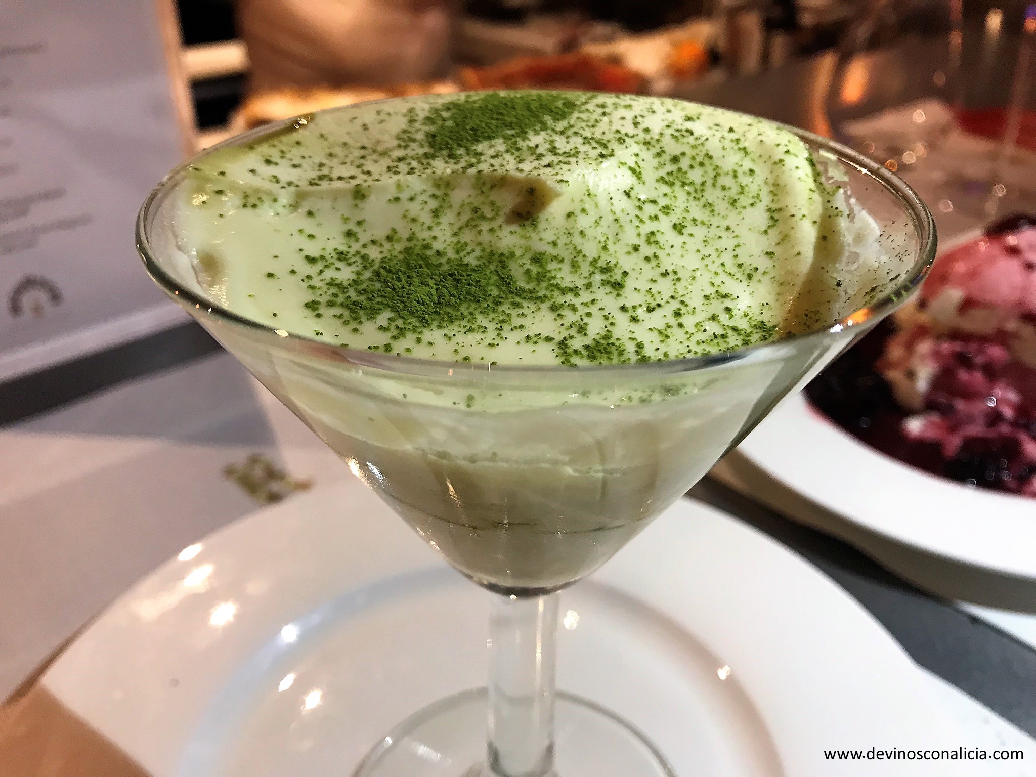 Tiramisú de té Matcha. Copyright: www.devinosconalicia.com