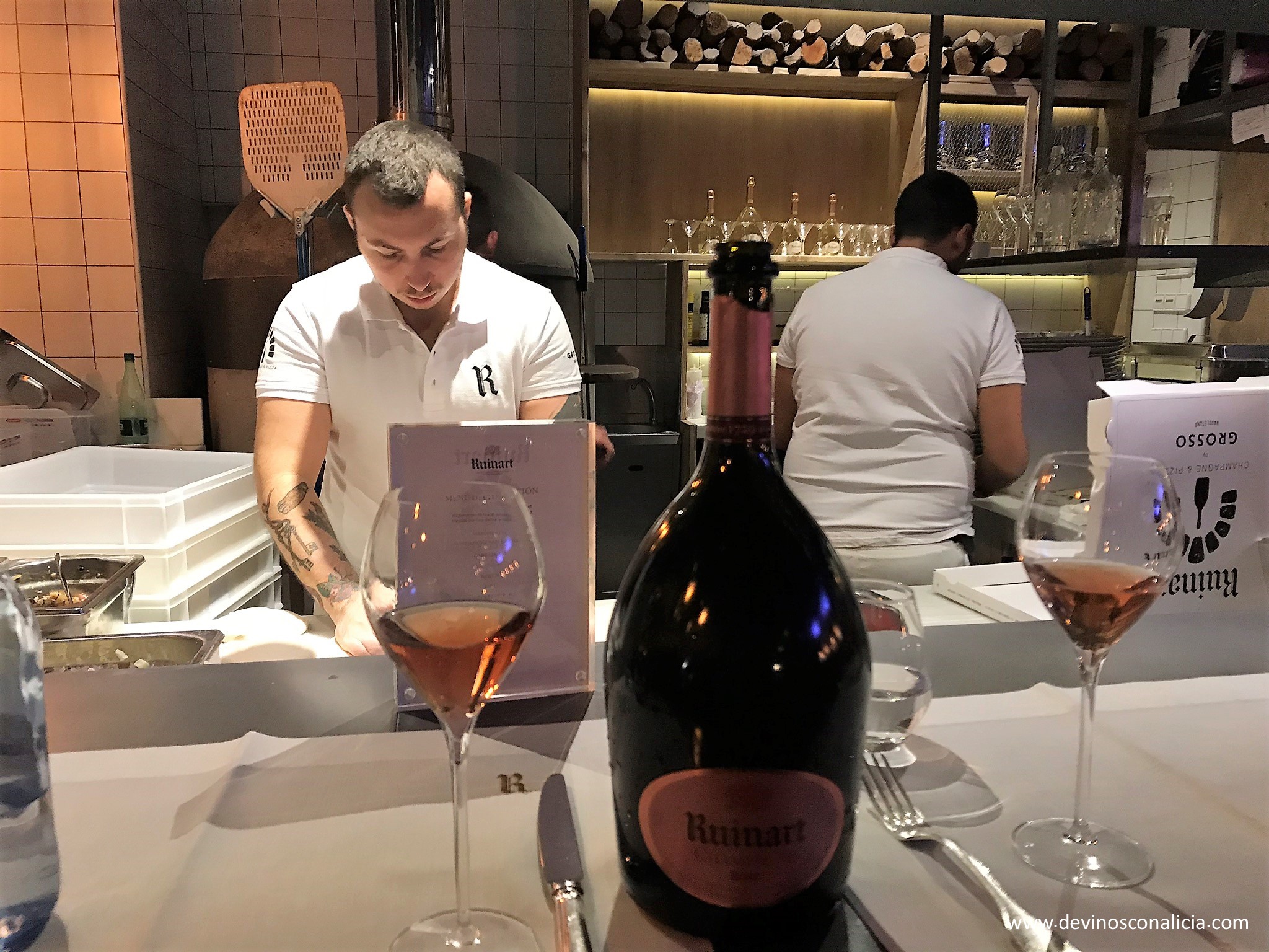 Ruinart Rosé y de fondo el equipo de Ciro Oliva en la pop-up con Grosso Napoletano. Copyright: www.devinosconalicia.com