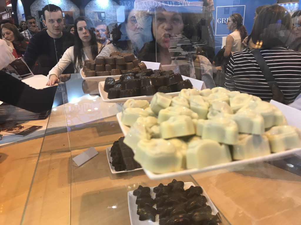 Stand de Bélgica con degustación de bombones en Fitur 2018. Copyright: www.devinoconalicia.com