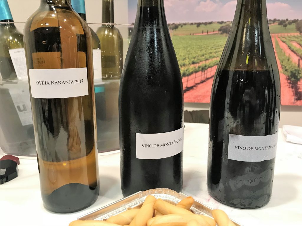 Oveja naranja 2017 y dos de los nuevos Vinos de montaña de Bodegas Fontana. Copyright: www.devinosconalicia.com