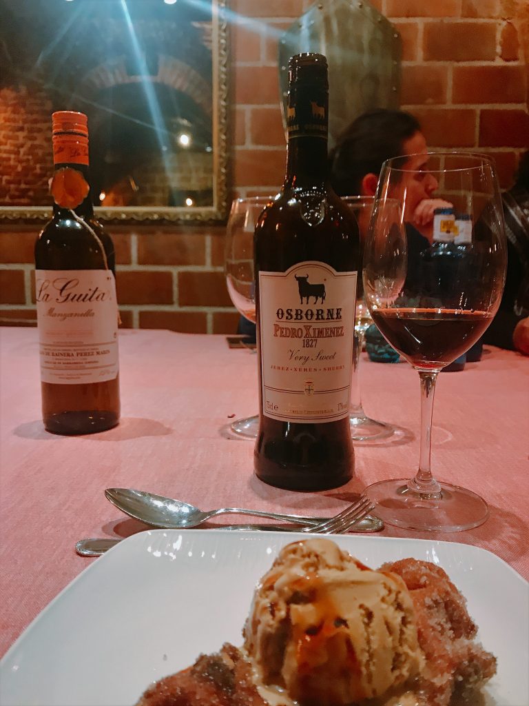 Pedro Ximenez 1827 (Bodegas Osborne) maridado con una torrija en Rte. Los Galayos. Copyright: Alicia Gómez para www.devinosconalicia.com