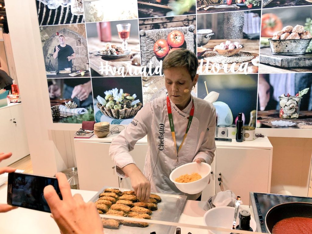 Silvia Anglada cocinando su plato de 'Barquetes' durante Salón de Gourmets 2018. Copyright: Turismo Islas Baleares