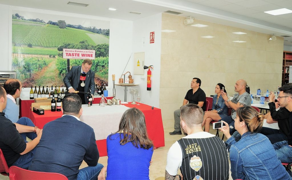 Carlos Gómez haciendo una demostración durante la jornada presencial. Vía: EEC