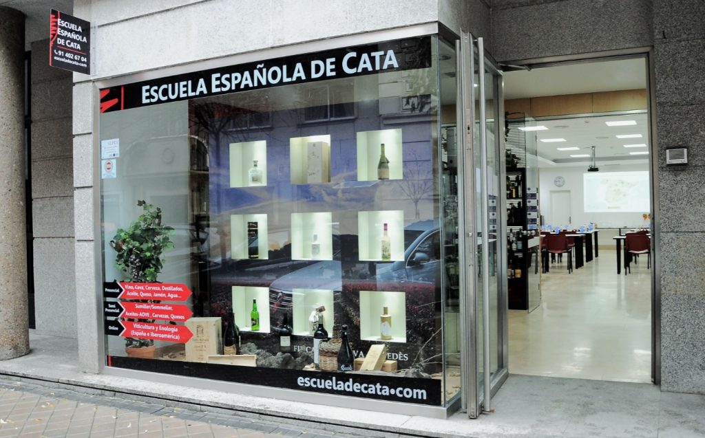 Entrada de la Escuela Española de Cata en la madrileña Calle de las Mártires Concepcionistas, 19 (Local 2), 28006 Madrid. Vía: EEC 