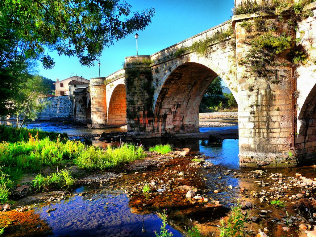 Puente de Covarrubias, (ruta del vino de Arlanza).