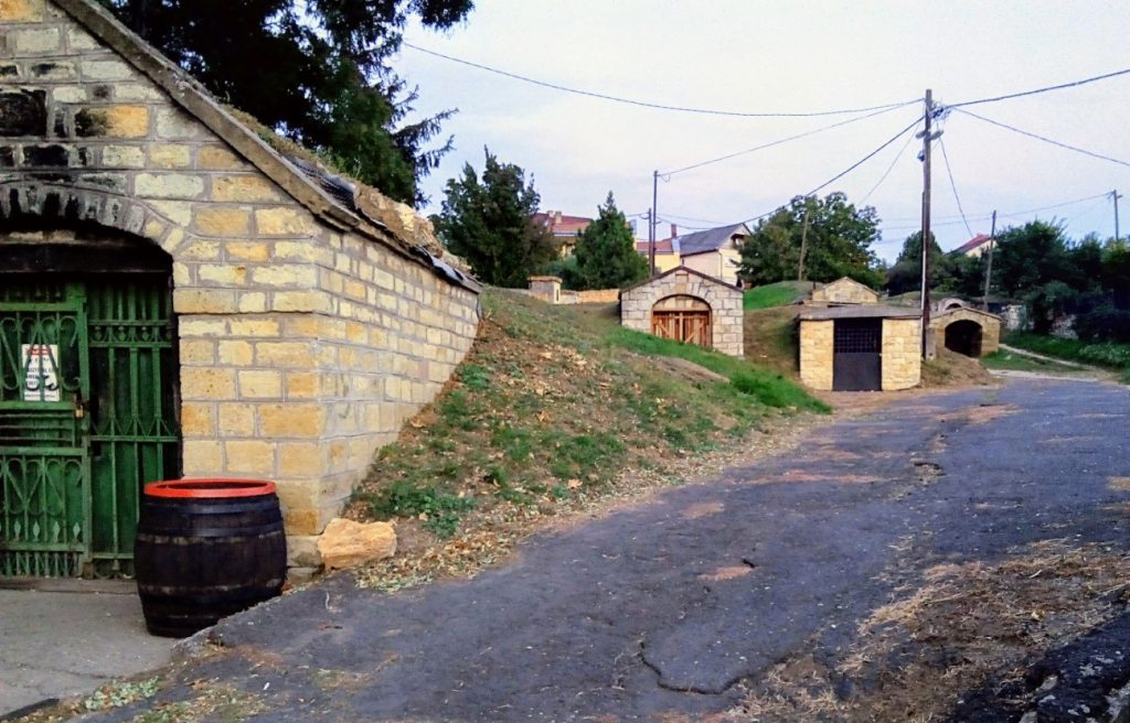 Bodegas subterráneas en el pueblo de Mad. Region de Tokaj. Copyright: Natalia Martínez Pérez para www.devinosconalicia.com