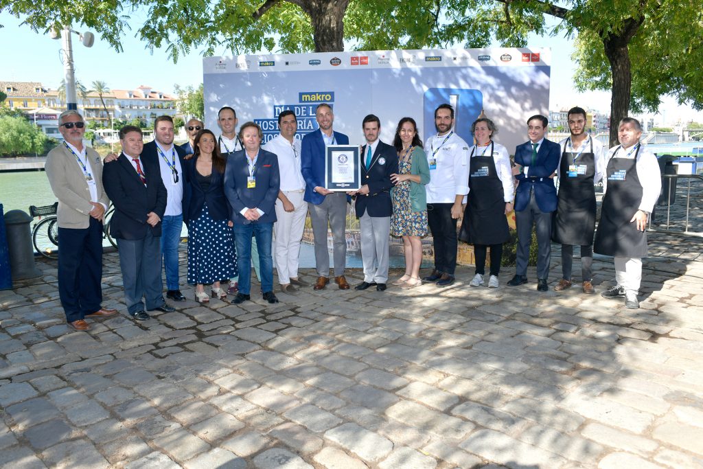 Foto de familia de Makro y Facyre junto al auditor Guinness tras conseguir el Record a la Barra de tapas más larga del Mundo. Copyright: Makro