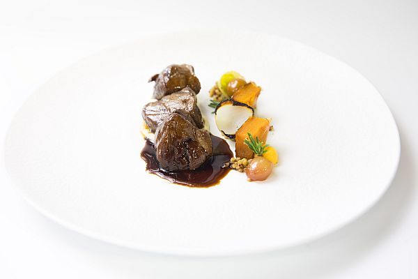 Ciervo asado con puré de coliflor, cebollitas y calabaza, Cenador de Amós. Copyright: #DegustaCantabria