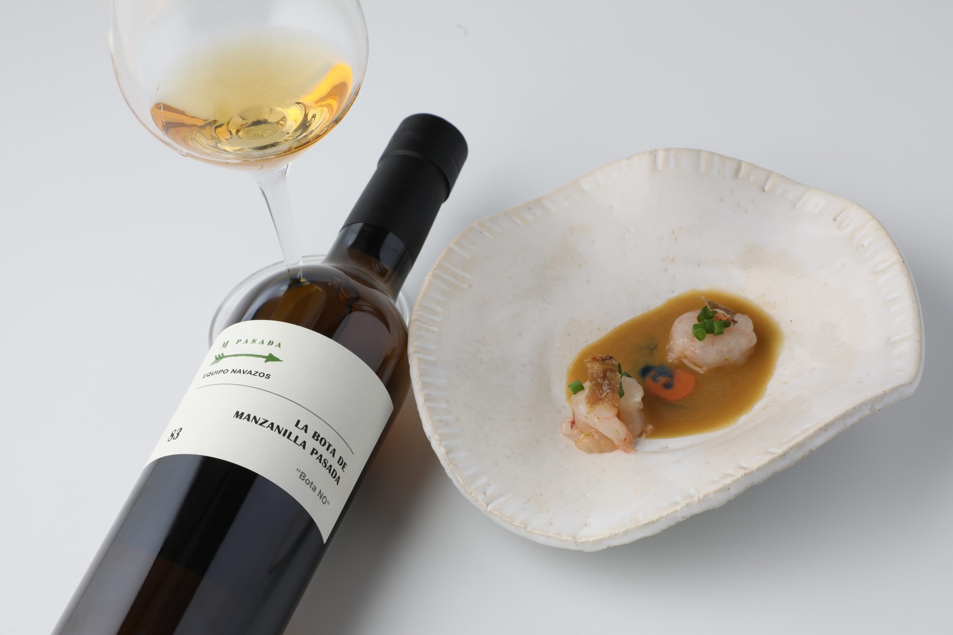 Propuesta de scabeche de aceitunas, tagarninas y langostinos de Sanlúcar, servido con Manzanilla Pasada bota 83, Bota Punta, de Equipo Navazos del restaurante BonAmb**, de Xàbia, en la Final Nacional de Copa Jerez Forum & Competition 2019