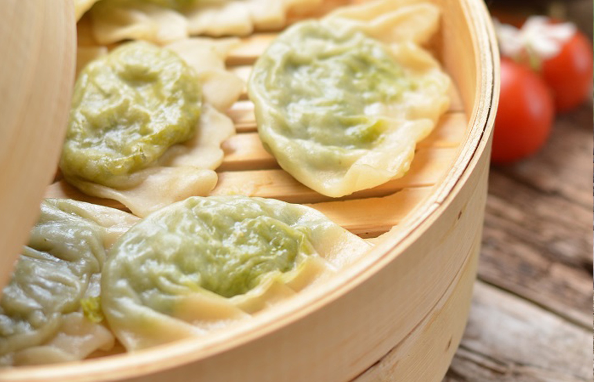 Dumplings de Parmigiano Reggiano verduras asiatico-mediterraneas y salsa de jengibre