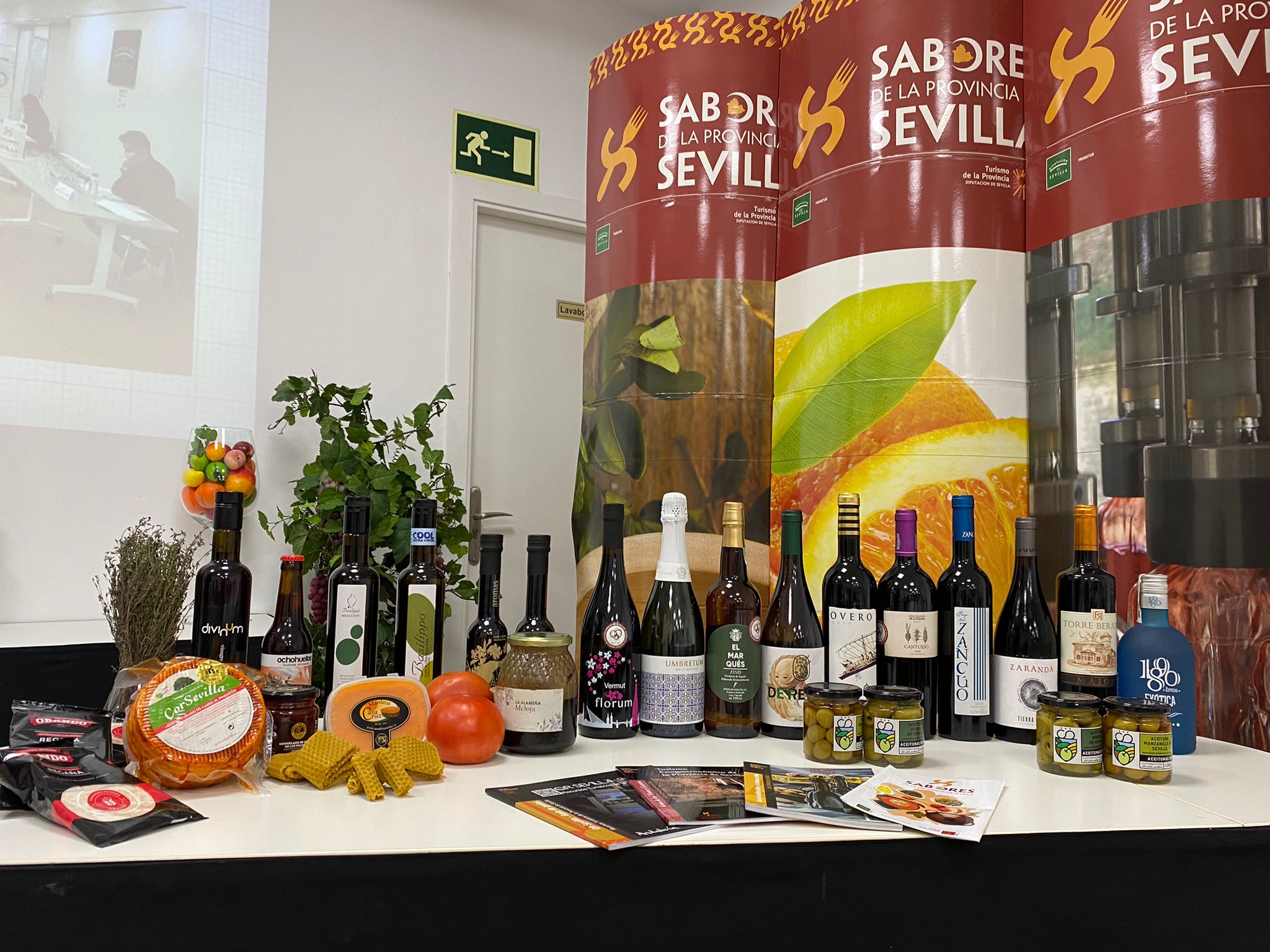 Algunos de los productos participantes en la primera semana de Sabores de la provincia de Sevilla en Madrid.