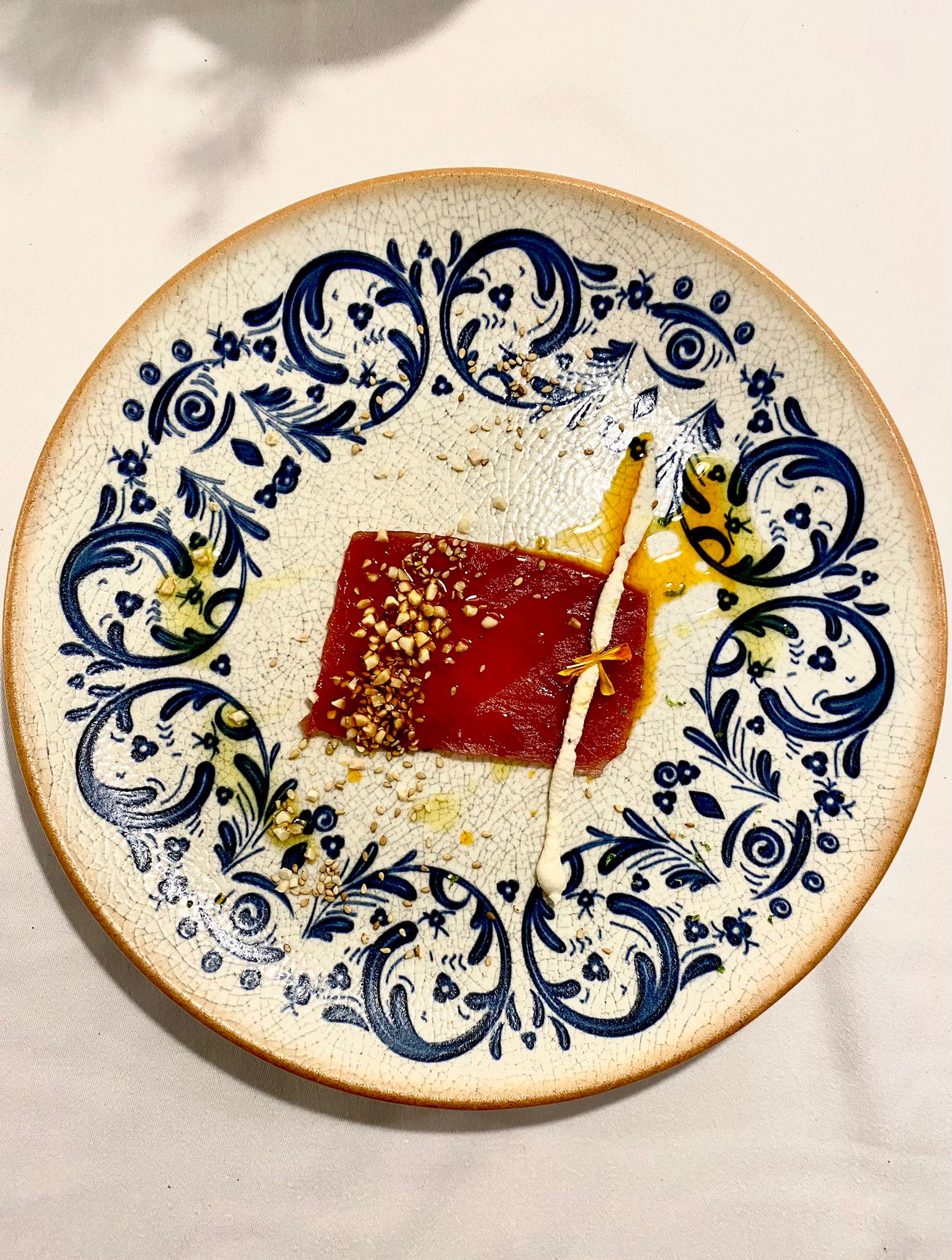 Carpaccio de atún con manteca colorá. Plato dentro del menú degustación en La Malaje.