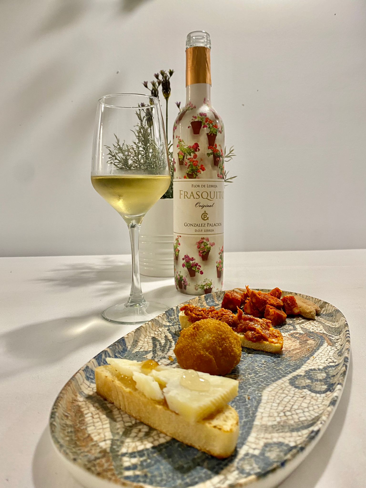 Vino crianza biológica Frasquito y croqueta de pringá, mini mollete de queso curado con mermelada de tomate verde y reducción de vino Frasquito y taquitos de chorizo picantes de venado y jabalí. Plato dentro del menú degustación en La Malaje.