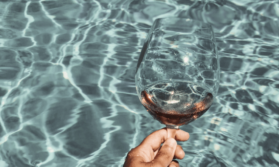 Sumérgete en el verano con un refrescante vino rosado. Disfruta de la frescura mientras te relajas junto a la piscina. ¡Una combinación perfecta para refrescar tus sentidos en los días soleados!