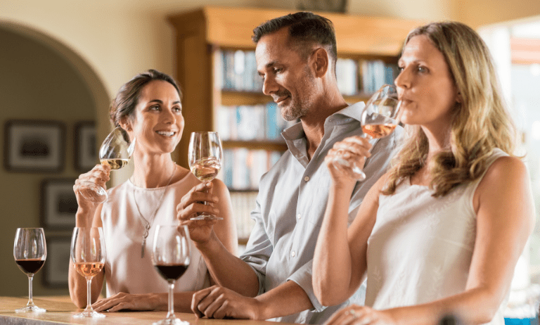 Imagen principal: Grupo de amigos disfrutando de una cata de vinos en casa, explorando sabores y aromas. Una experiencia única para aprender y compartir. #CatadeVinosEnCasa