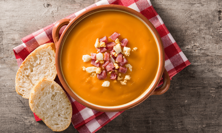 Deléitate con el Salmorejo Cordobés: una fusión de tradición y sabor en cada cucharada. Descubre su historia y receta en este viaje gastronómico por la cocina española.