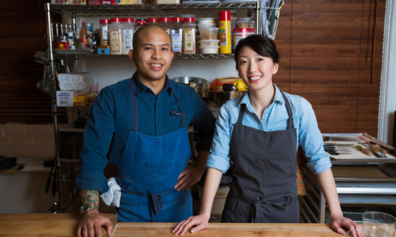 En la imagen principal, los chefs Tim Flores y Geenie Kwon aparecen frente a una mesa repleta de coloridos ingredientes frescos y utensilios de cocina. Con una sonrisa en el rostro, están inmersos en una animada conversación, intercambiando ideas mientras preparan meticulosamente sus platos. El ambiente está impregnado de emoción y creatividad, reflejando la pasión que ambos chefs tienen por la gastronomía. La luz tenue resalta los colores vibrantes de los ingredientes, creando una atmósfera cálida y acogedora que invita a los espectadores a sumergirse en la experiencia culinaria que está a punto de comenzar.