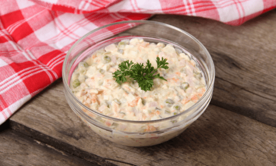 Deliciosa ensaladilla rusa: una explosión de colores y sabores en cada bocado. La combinación perfecta de patatas, zanahorias, guisantes, huevos y mayonesa, adornada con aceitunas verdes. Un clásico que nunca pasa de moda.