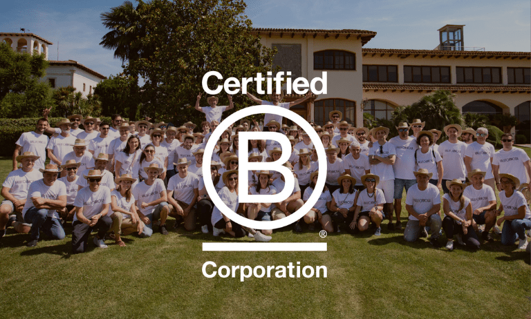 Vallformosa, la primera bodega española en obtener la certificación B Corp, celebra junto a su equipo el hito histórico. En la imagen, el equipo de Vallformosa posa con orgullo, reflejando su compromiso con la sostenibilidad y la excelencia en la producción de vinos y espumosos.