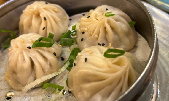 Sumérgete en el corazón de la cocina china en Shangrila, donde cada dumpling es una obra maestra de sabor y tradición. Descubre el pato laqueado más delicioso de Madrid en un entorno que combina autenticidad y elegancia.