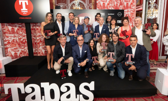 Una imagen que celebra la diversidad y calidad de los vinos españoles: un retrato grupal con las bodegas galardonadas en los premios ‘T del Vino’. En esta instantánea, los representantes de cada bodega posan con orgullo, reflejando la pasión y el esfuerzo detrás de cada botella premiada.