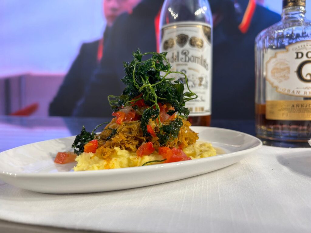 Funche de apio y cangrejo de tierra, coronado con salpicón de la huerta y cilantro frito por René Marichal.