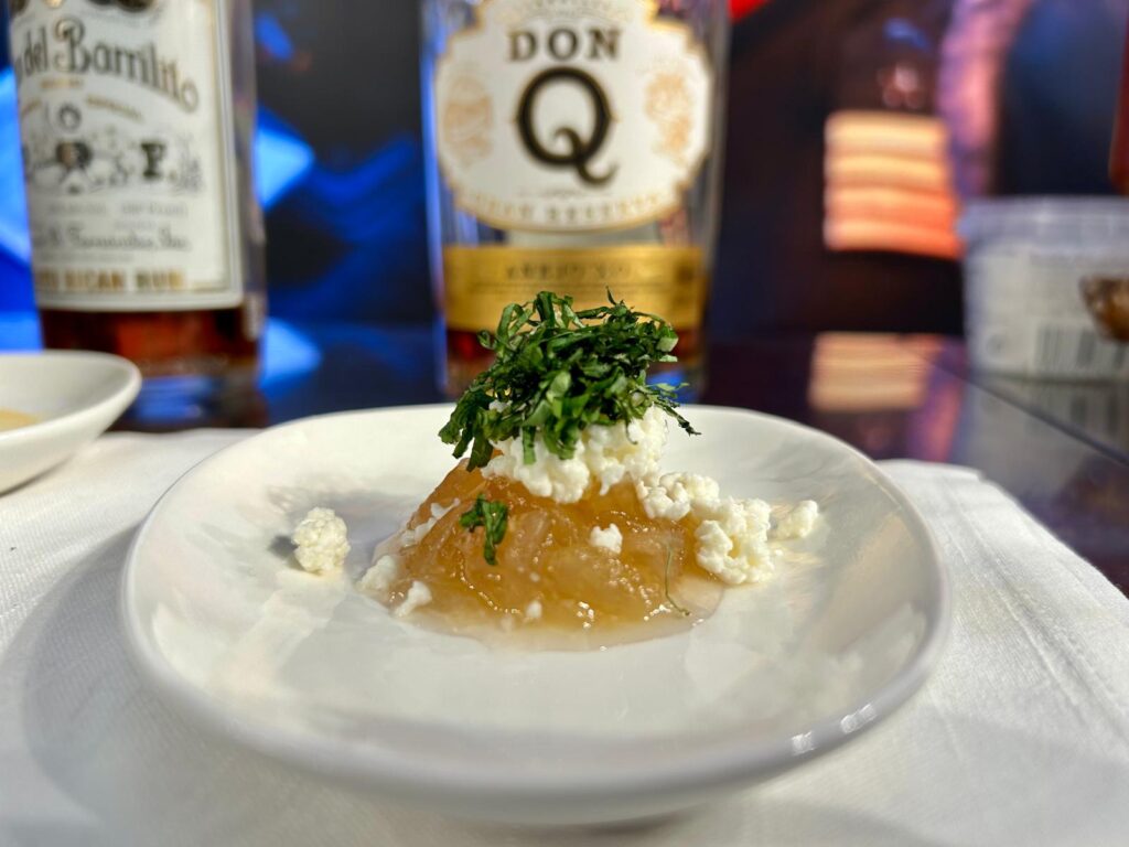 Papaya verde endulzada con queso de hoja y albahaca frita por René Marichal