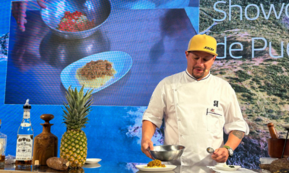 magen del chef René Marichal presentando un exquisito plato de funche de apio y cangrejo de tierra en el Espacio Iberia, durante el evento culinario de sabores puertorriqueños en Madrid, coordinado por Therum Lab y el Ministerio de Turismo de Puerto Rico.