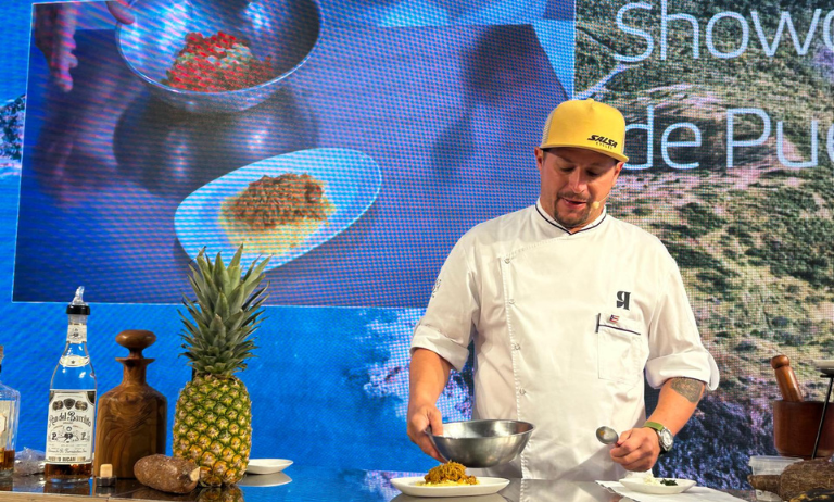 magen del chef René Marichal presentando un exquisito plato de funche de apio y cangrejo de tierra en el Espacio Iberia, durante el evento culinario de sabores puertorriqueños en Madrid, coordinado por Therum Lab y el Ministerio de Turismo de Puerto Rico.